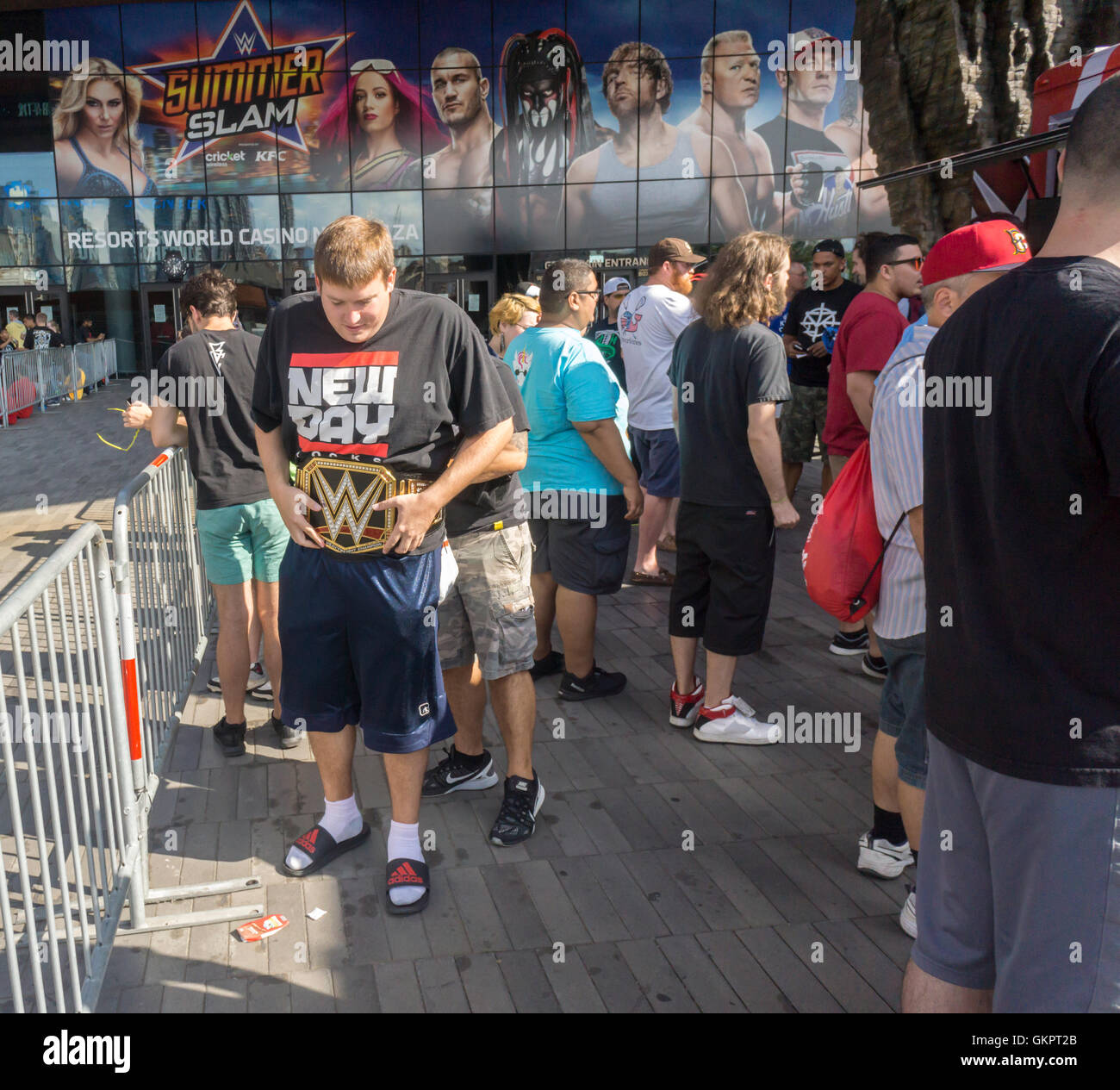 Wrestling tryies ventola sul suo campionato di souvenir la cinghia prima di WWE SummerSlam evento presso la Barclays Center di Brooklyn a New York Sabato, Agosto 20, 2016. (© Richard B. Levine) Foto Stock