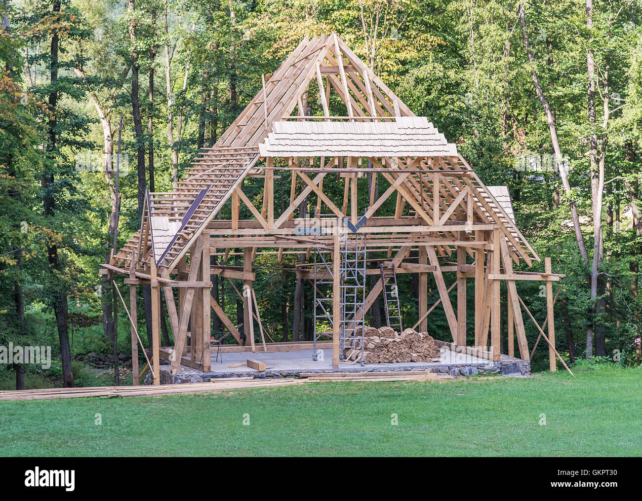 La costruzione di una nuova casa in legno nella foresta. Foto Stock