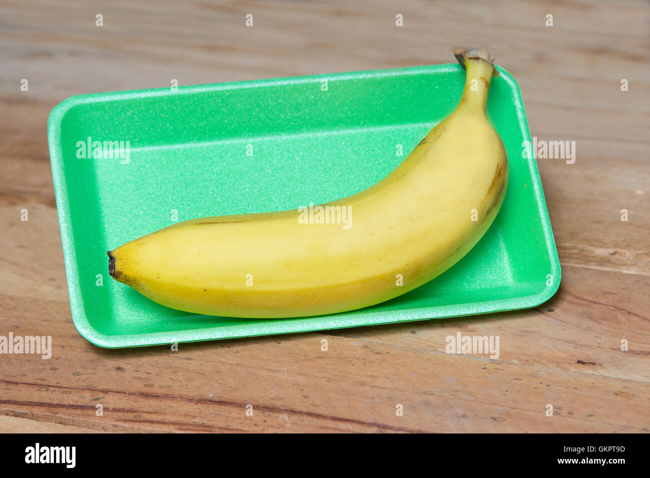 Banana giallo isolato su sfondo verde. Close-up Foto Stock