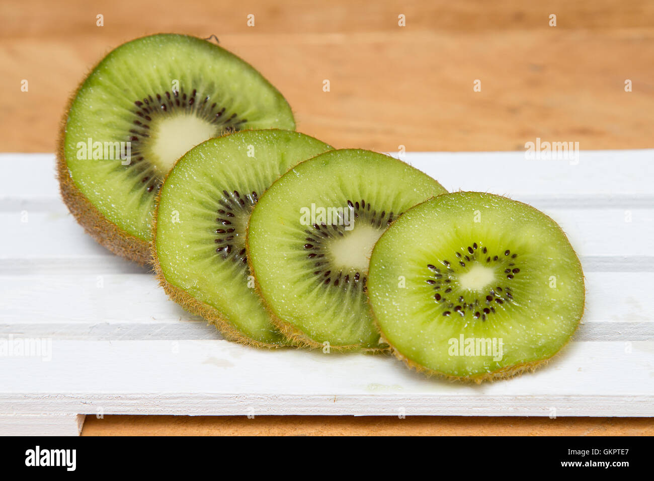 Kiwi verde su uno sfondo di legno. Close-up Foto Stock