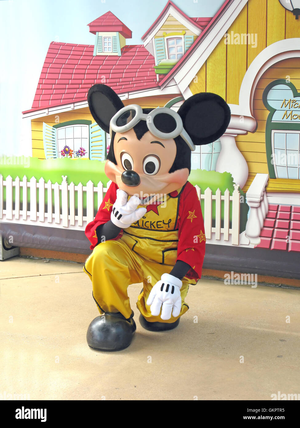 Marne-La-Vallée, Francia. Il 1 agosto 2008. Mickey Mouse salutare gli ospiti nel Walt Disney Studios Park, Disneyland Resort Paris. Foto Stock