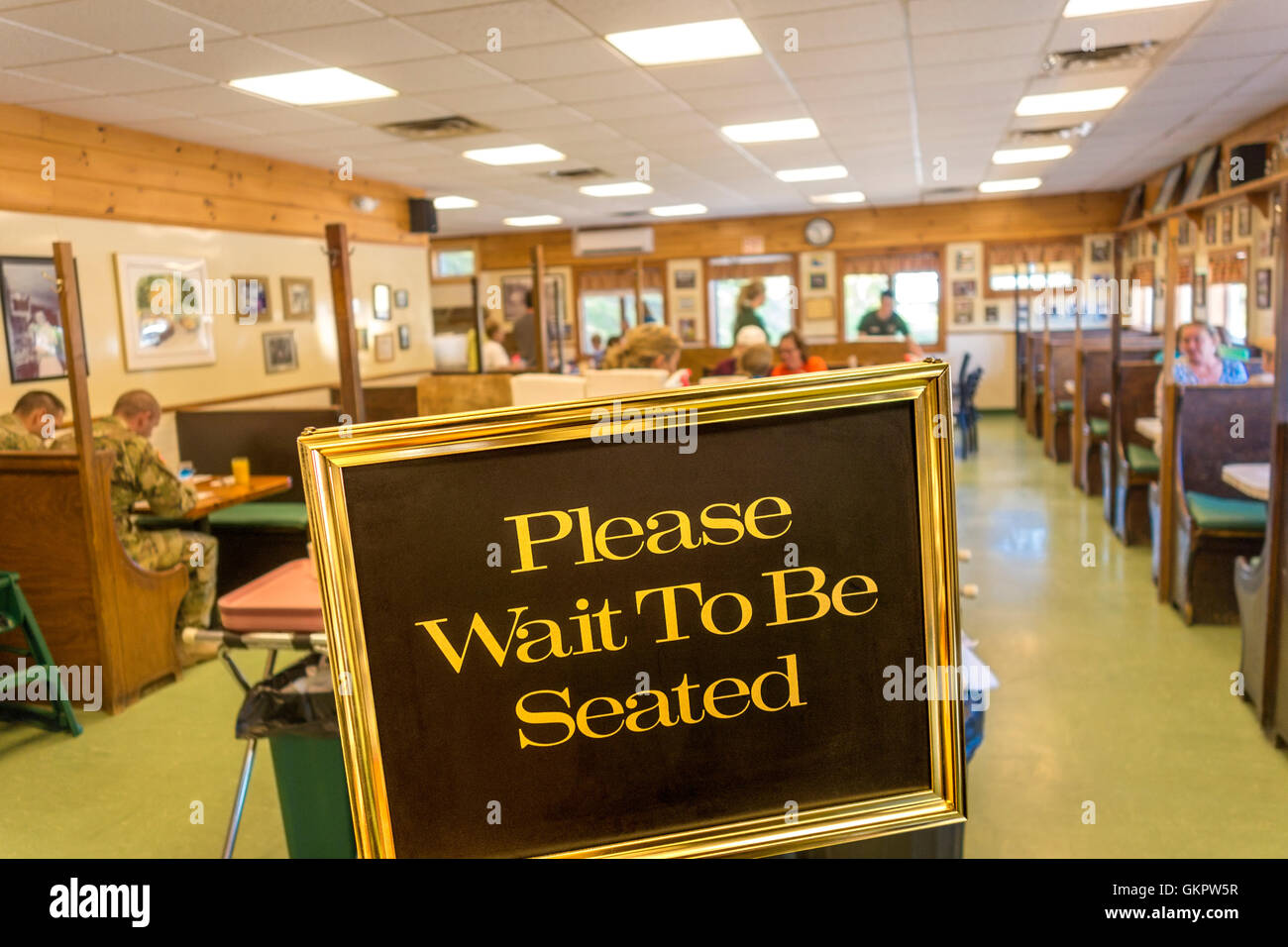 Segno si prega di attendere di essere seduti in un tipico american Diner. Famoso Moody's Diner, Waldoboro, Maine. Sulla US Route 1. Foto Stock