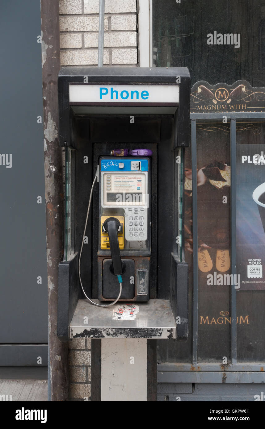 Una ruvida cercando telefono pubblico a Toronto, Ontario, Canada. Foto Stock