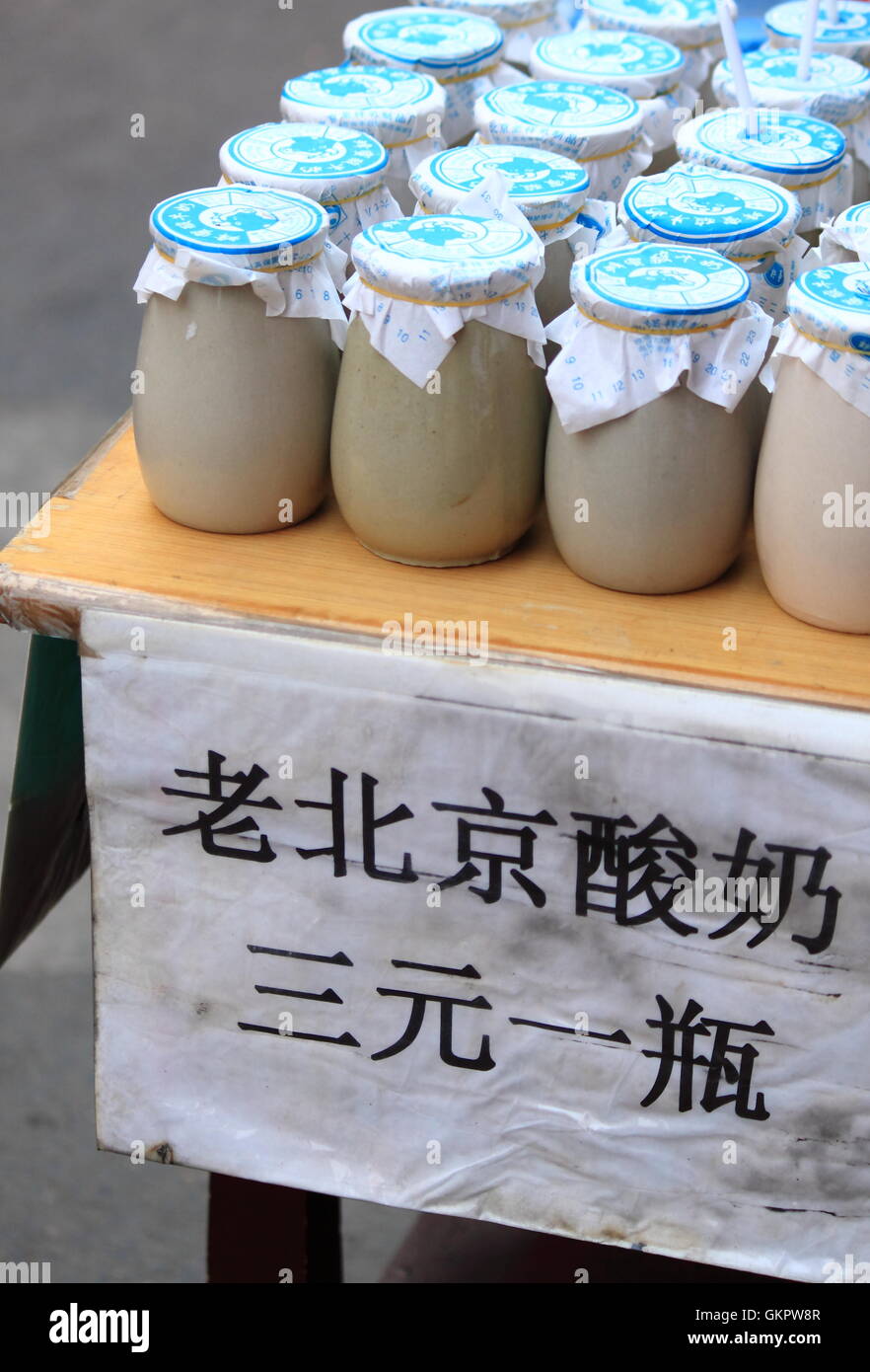 Cinese tradizionale non bere alcolici venduti su strada a Beijing in Cina. Foto Stock