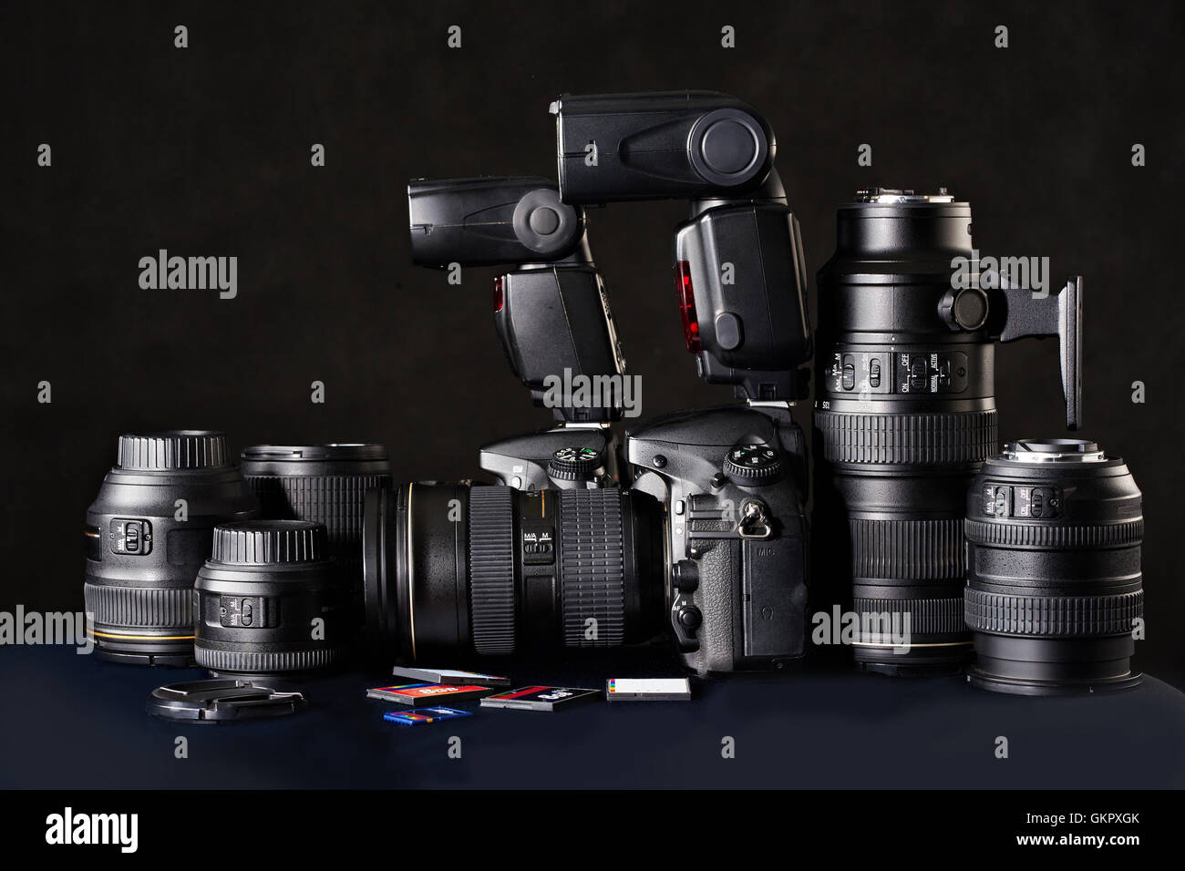 Serie di fotografie. Fotocamera reflex digitale, lente e schede di memoria flash Foto Stock