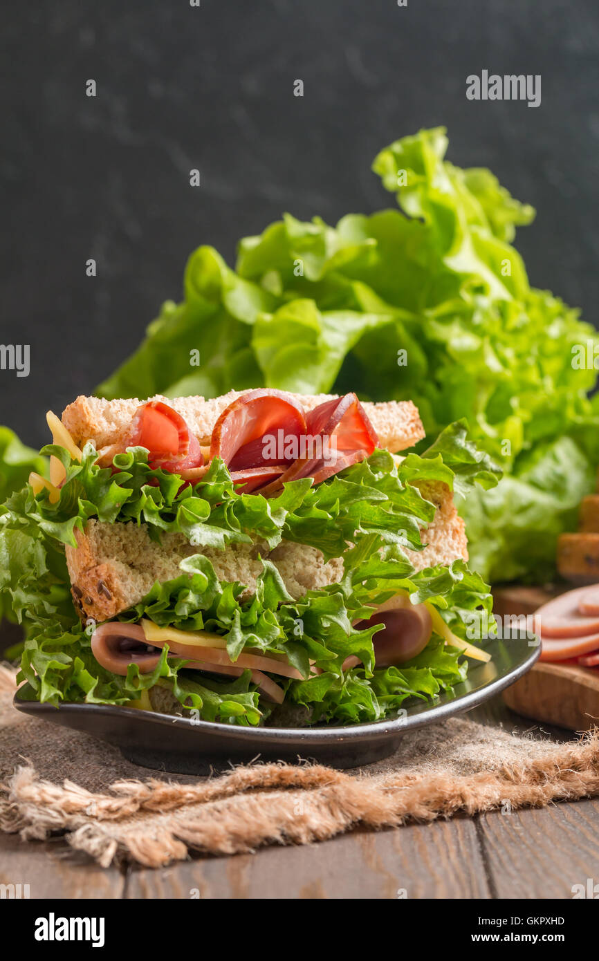 Club sandwich su un tavolo rustico Foto Stock