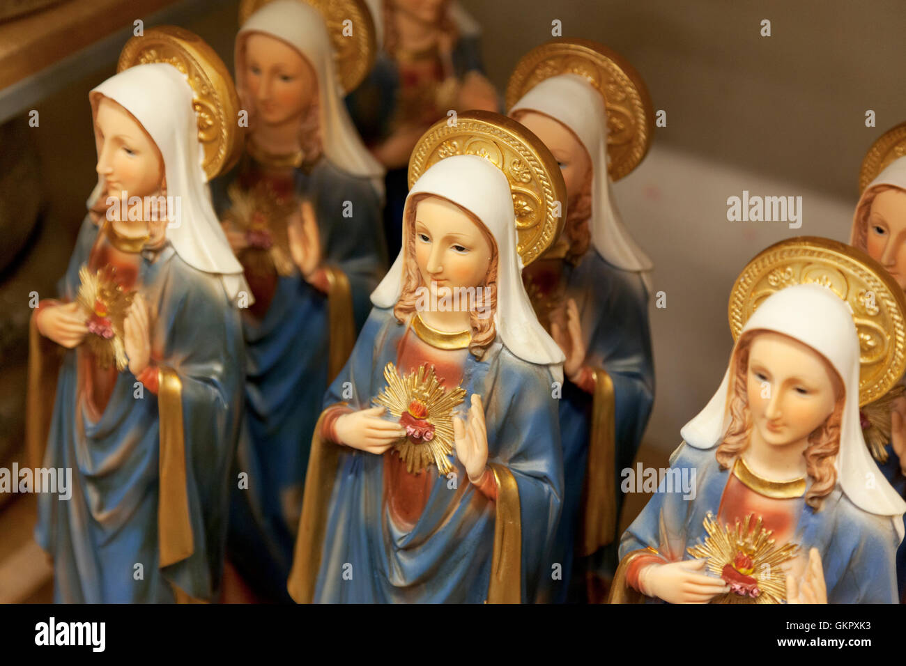 A buon mercato di produzione di massa di statue di Maria Foto Stock