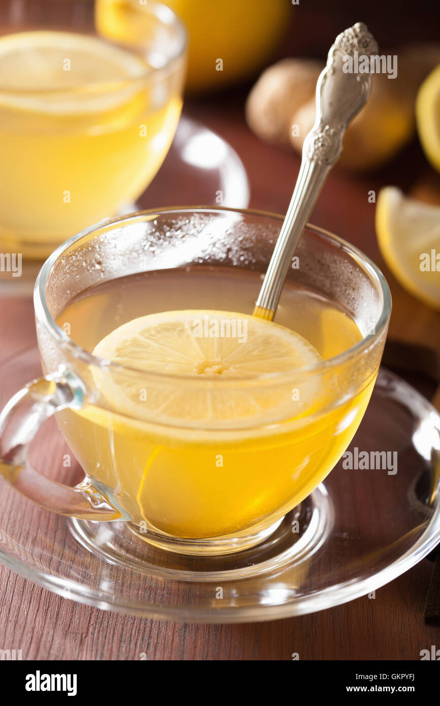 Limone caldo tè allo zenzero in tazza di vetro Foto Stock