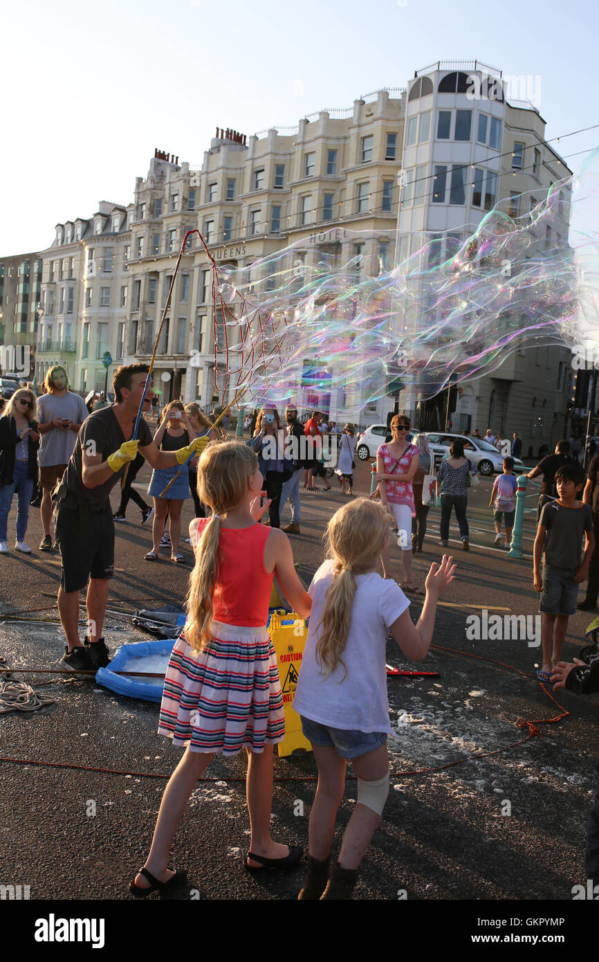 Bubble uomo creando bolle nel cielo in Brighton a una folla di curiosi Foto Stock