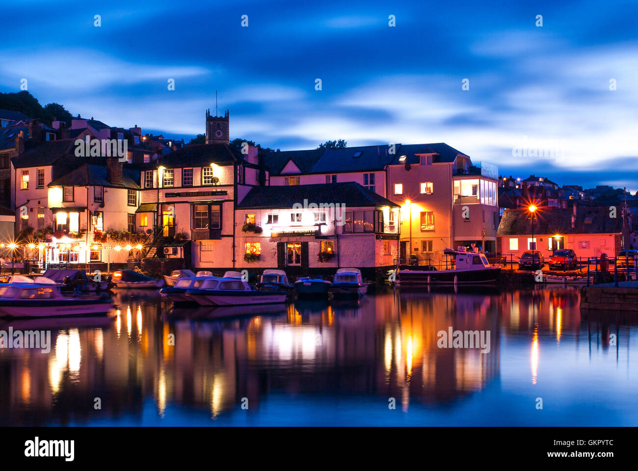 Una bella serata summer view di pub al porto di Falmouth. Una vista tipica della Cornovaglia in estate. Foto Stock