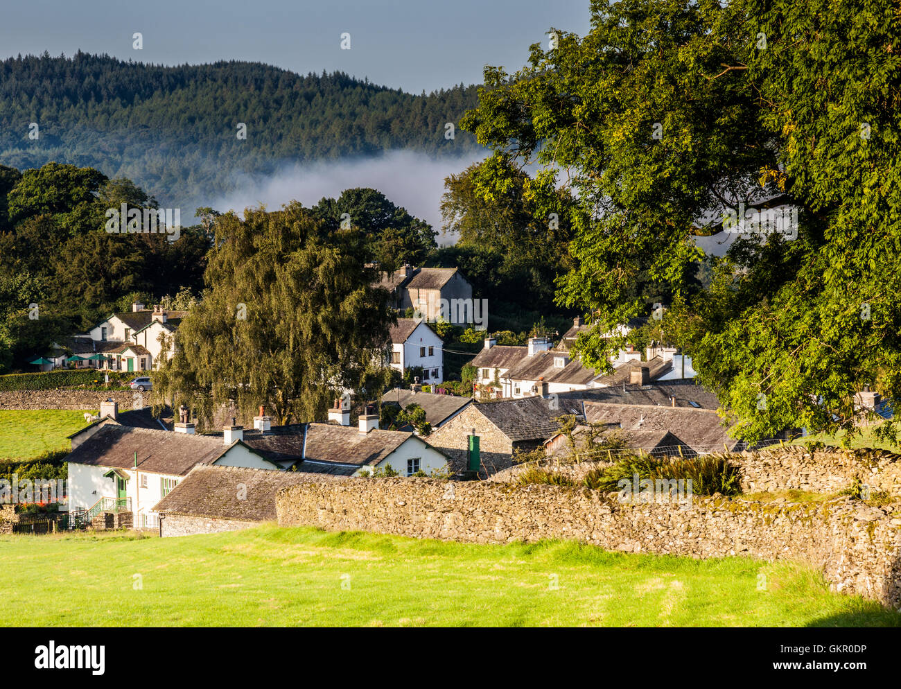 Corsia di pietre la via che conduce alla Lakeland Village di Near Sawrey, vicino Hawkshead, Lake District, Cumbria Foto Stock