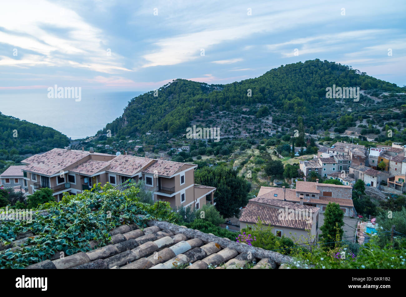 Il bellissimo panorama della città Estellencs nelle montagne di Tramuntana a Mallorca, Spagna Foto Stock