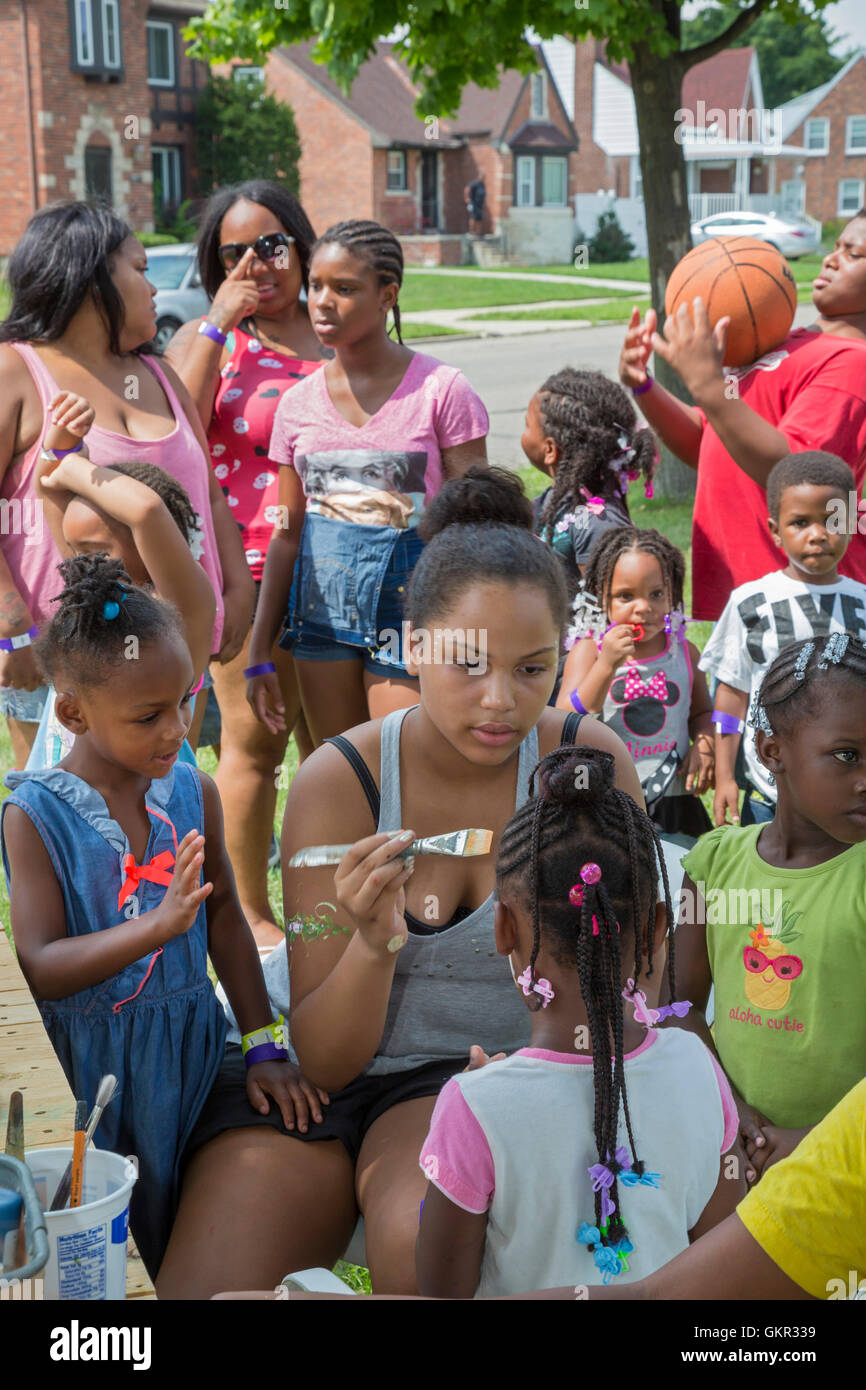 Detroit, Michigan - face painting durante un estate street fair detenute da un gruppo di quartiere. Foto Stock