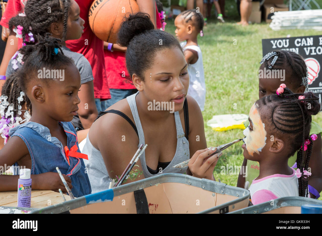 Detroit, Michigan - face painting durante un estate street fair detenute da un gruppo di quartiere. Foto Stock