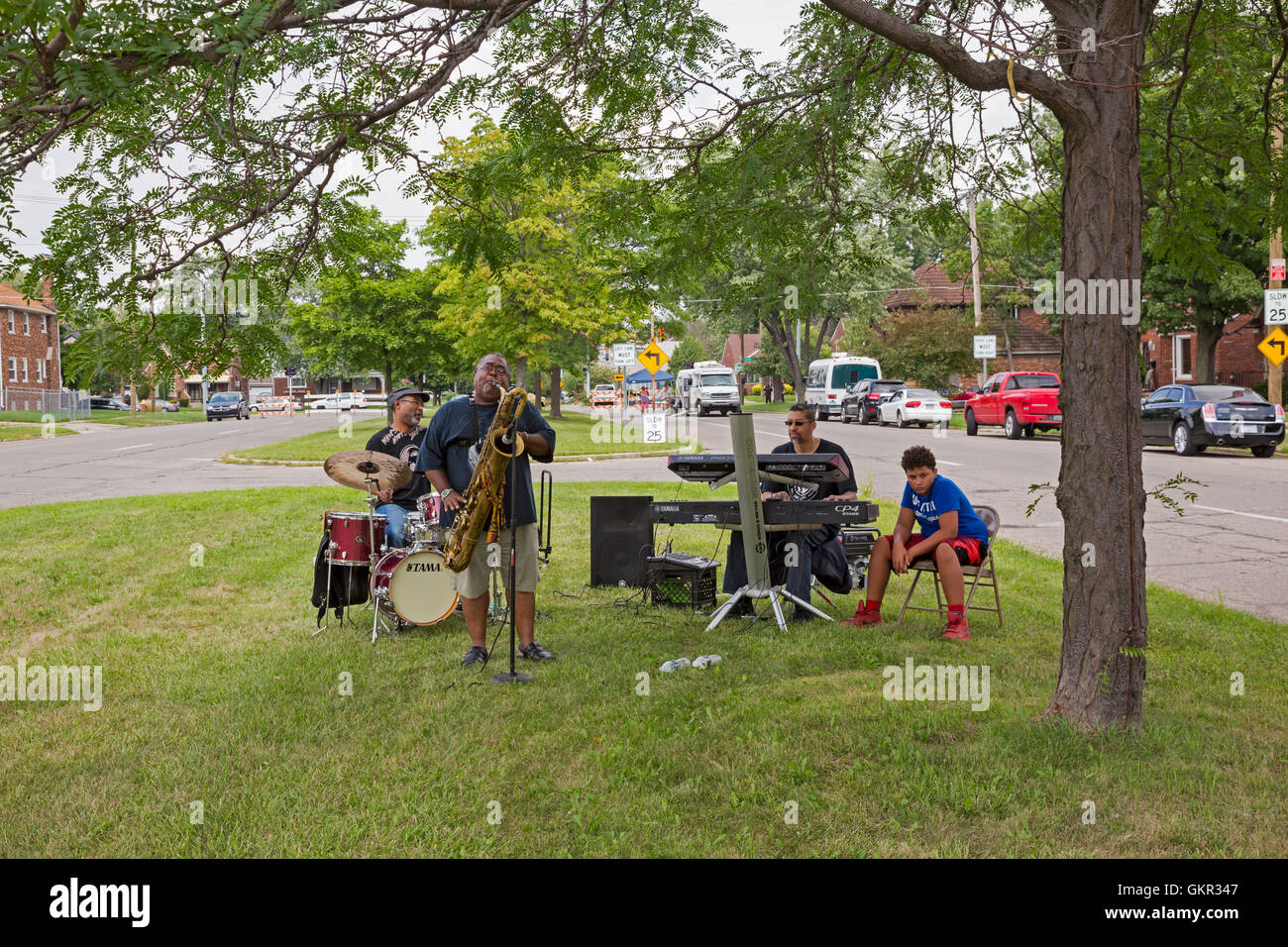 Detroit, Michigan - una jazz band suona ad un'estate street fair detenute da un gruppo di quartiere. Foto Stock