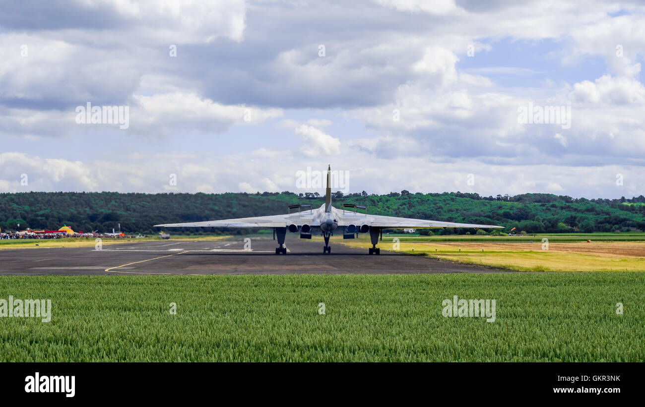 Avro Vulcan XM655 rullaggio sulla pista a Wellesbourne airfield come parte di un esercizio annuale di display. Foto Stock
