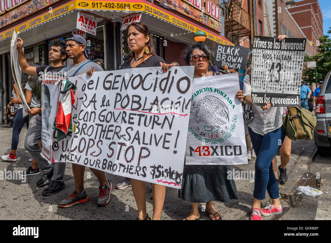 New York, New York, Stati Uniti d'America. 21 Ago, 2016. I membri degli indigeni, marrone e Latinx comunità e il nero vive questione movimento in New York si sono riuniti a Marcus Garvey Park il 21 agosto per chiedere la fine del terrore di polizia, e ricordare i tanti brown// indigeni Latinx vittime della brutalità della polizia nelle loro comunità mentre i media ha scelto di non dire una parola su di loro. I gruppi chiedono giustizia per Noel Aguilar, Anthony Nuñez, Phil Quinn, Sarah Lee Circle Orso, Melissa Ventura e molti di più. Credito: PACIFIC PRESS/Alamy Live News Foto Stock