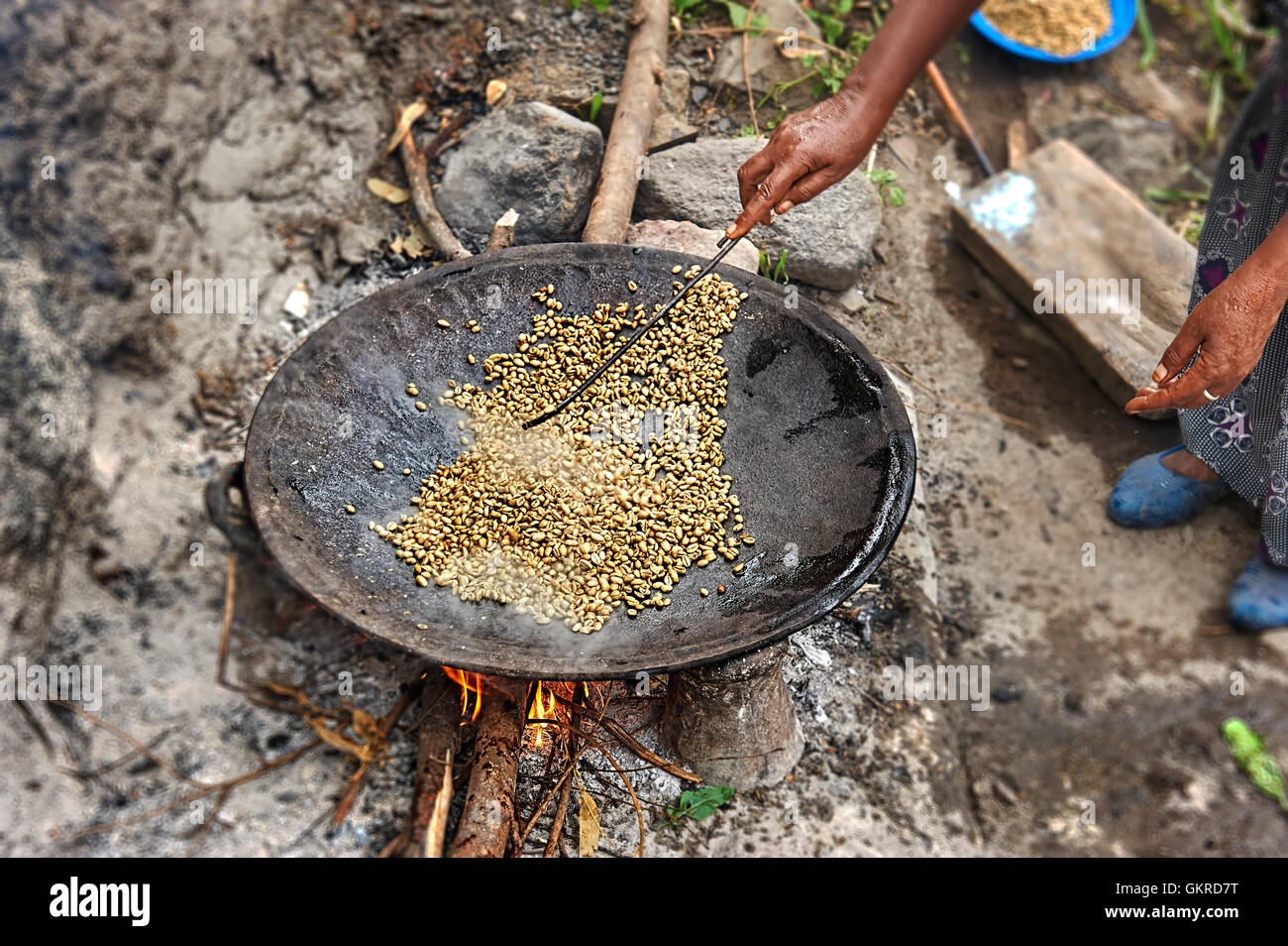 Etiope tradizionale i chicchi di caffè La tostatura Foto Stock