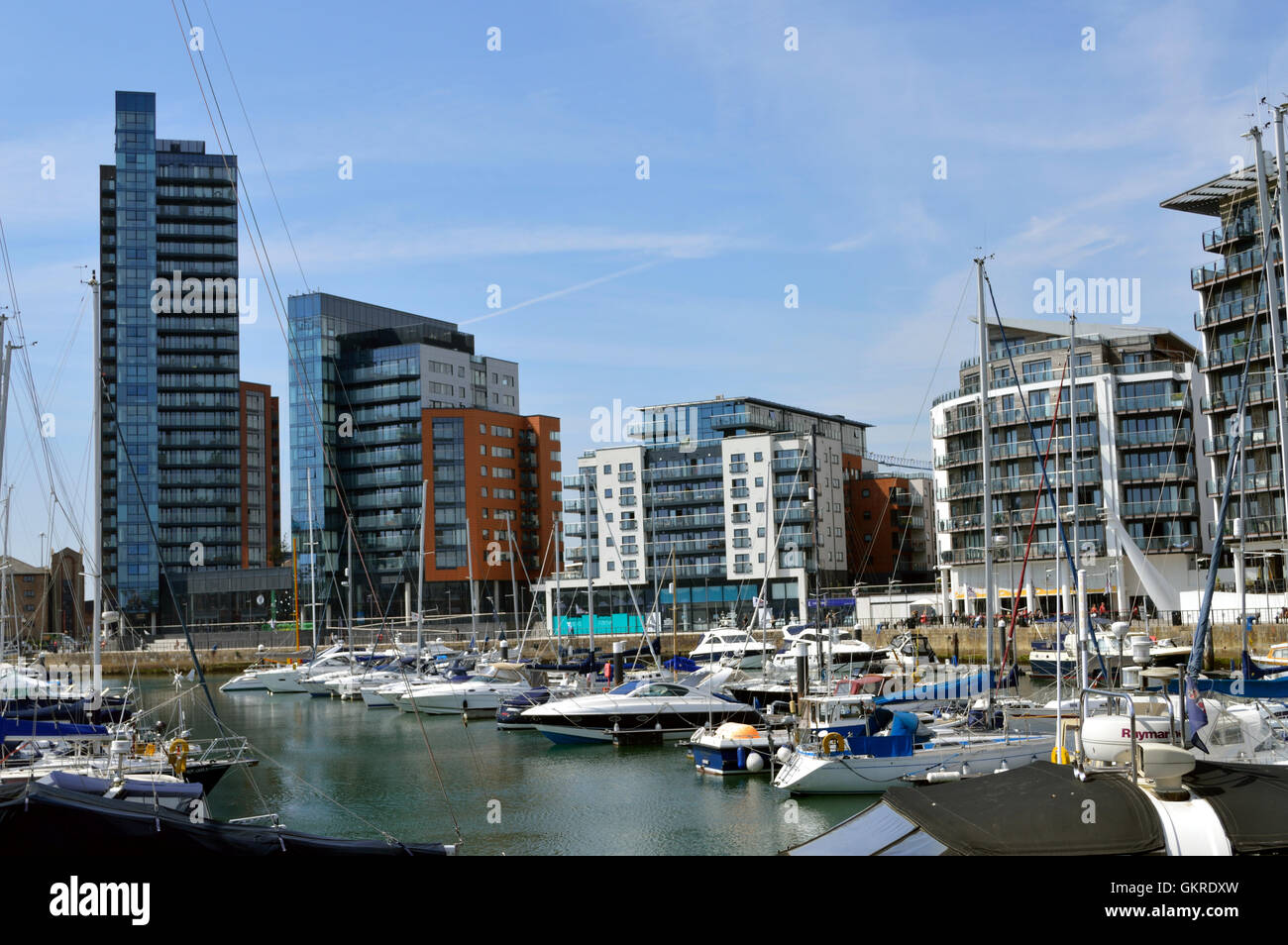 Ocean Village Marina 2016 in Southampton con la nuova Admirals Quay e sviluppo Moresby torre a sinistra. Foto Stock