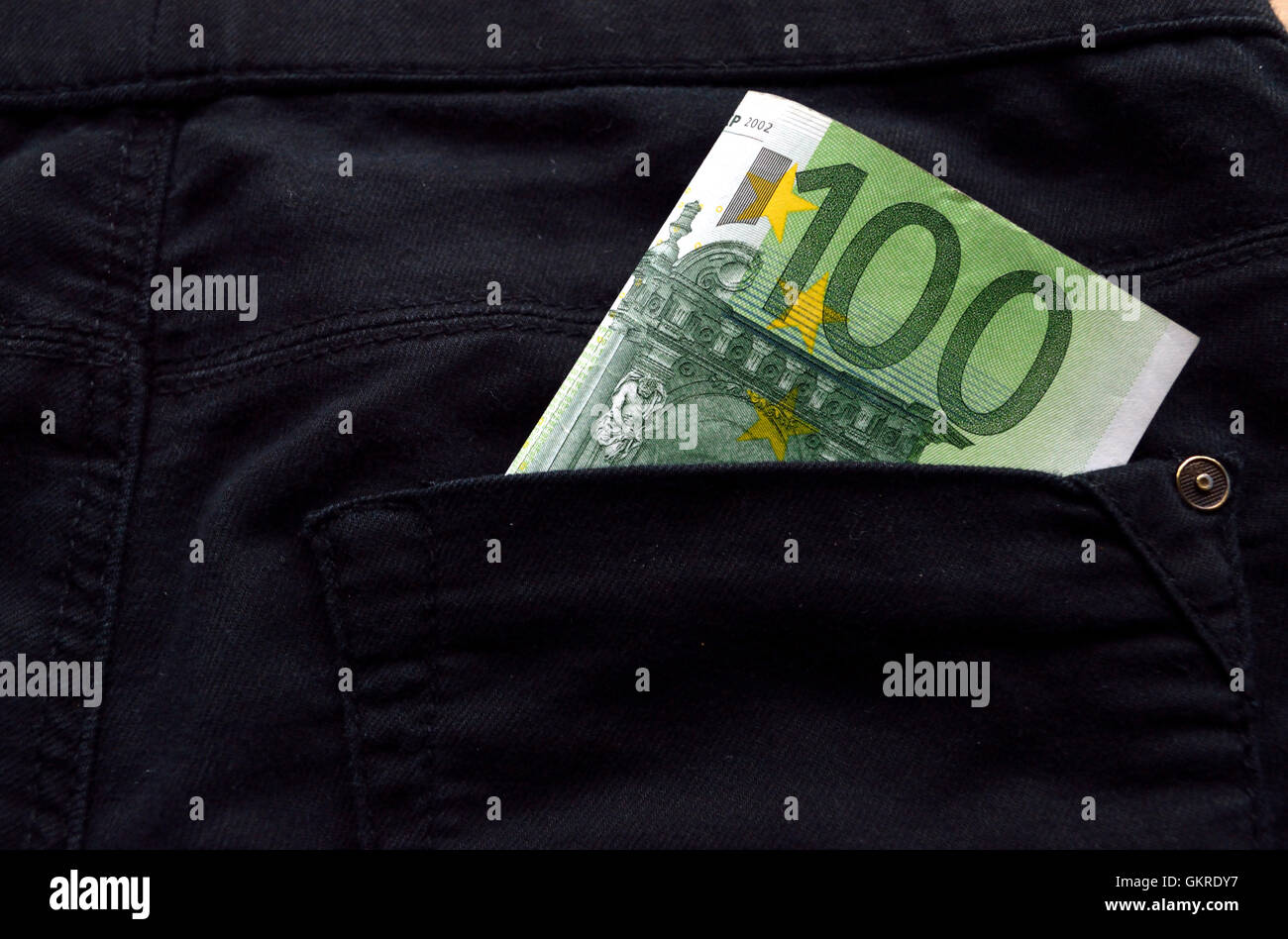 100 banconota in euro fuori di una tasca dei pantaloni Foto Stock