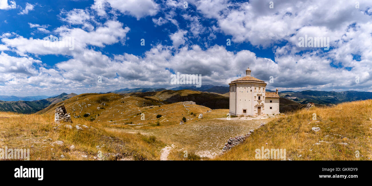Panorama del Gran Sasso con Santa Maria della Pietà nel retro, Gran Sasso, Abruzzo, Italia Foto Stock