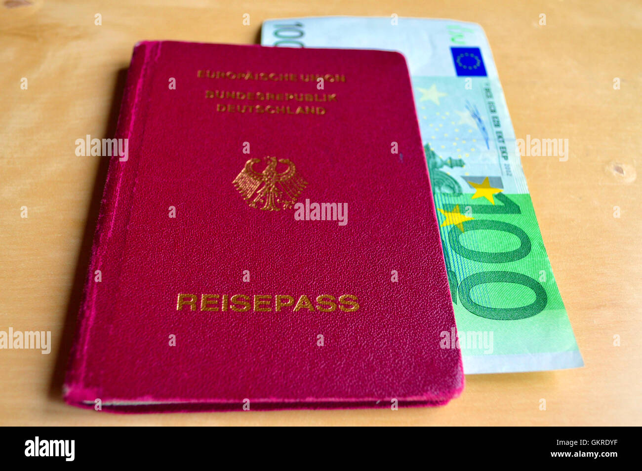 Passaporto tedesco e di una banconota da 100 Euro Foto Stock