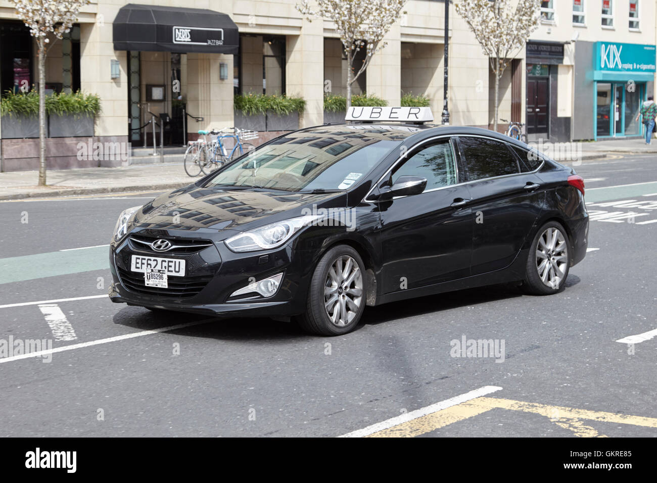 Uber taxi a Belfast City Centre Irlanda del Nord Foto Stock