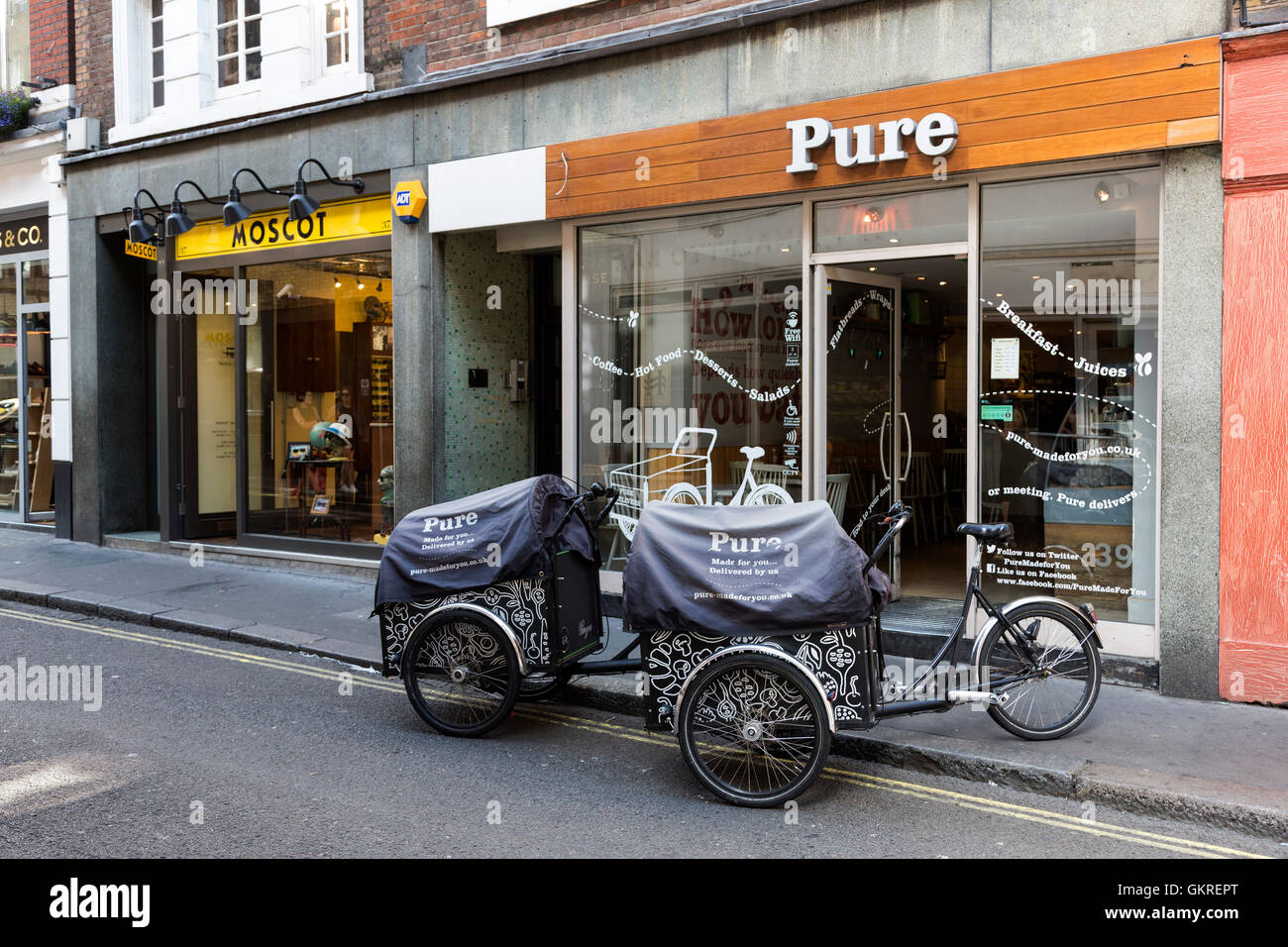 Consegna bici fuori dal puro coffee shop e caffetteria, becco Street, Soho, London, England, Regno Unito Foto Stock