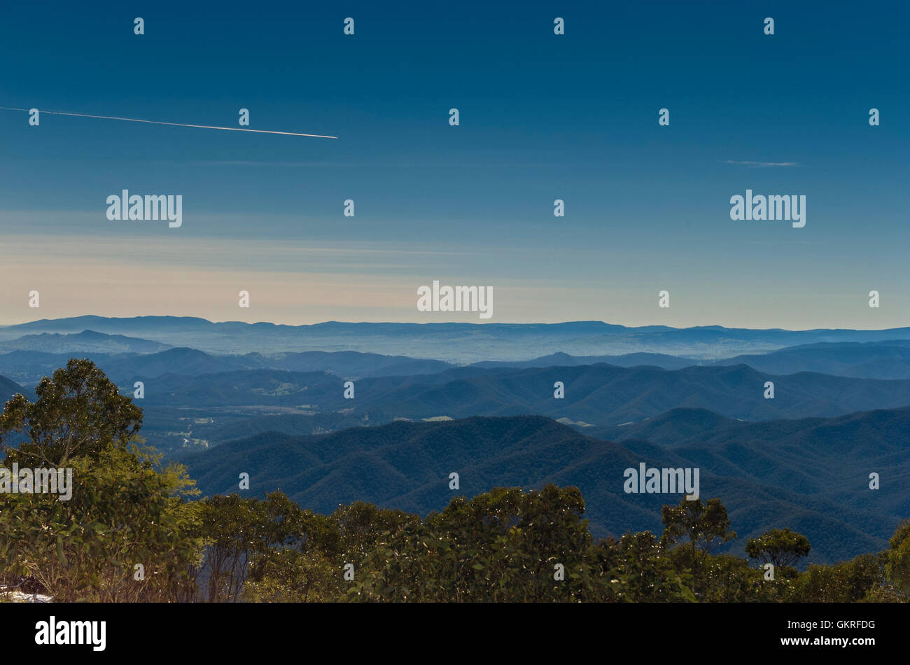 Vista sopra il Victorian High Country, foresta di eucalipti con neve su una luminosa giornata di sole Foto Stock