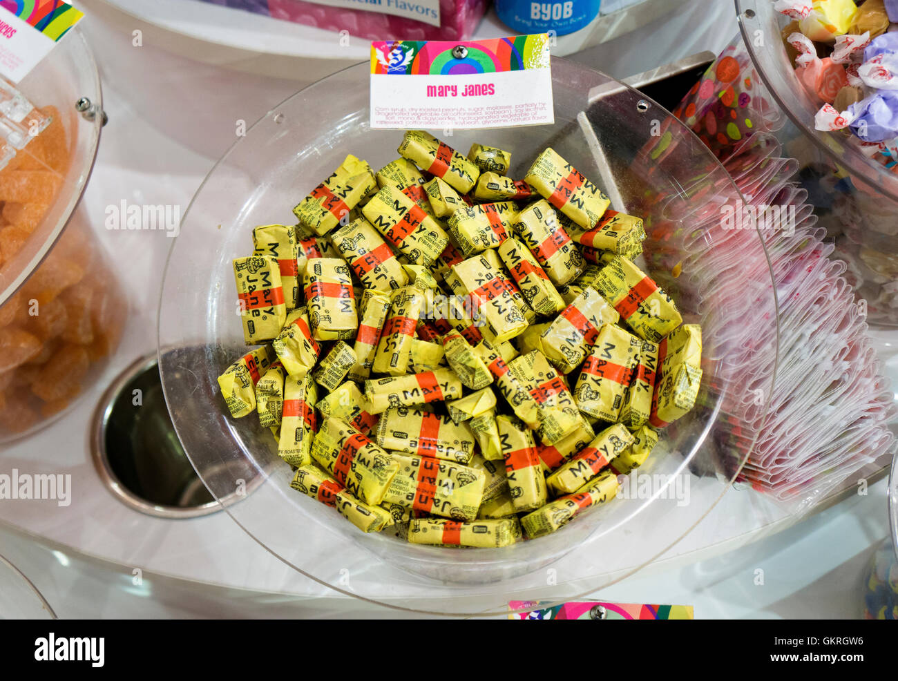Interno della IT'SZUCCHERO store su Broadway in Greenwich Village. Un display di MARIA JANES candy in vendita dall'oncia. Foto Stock