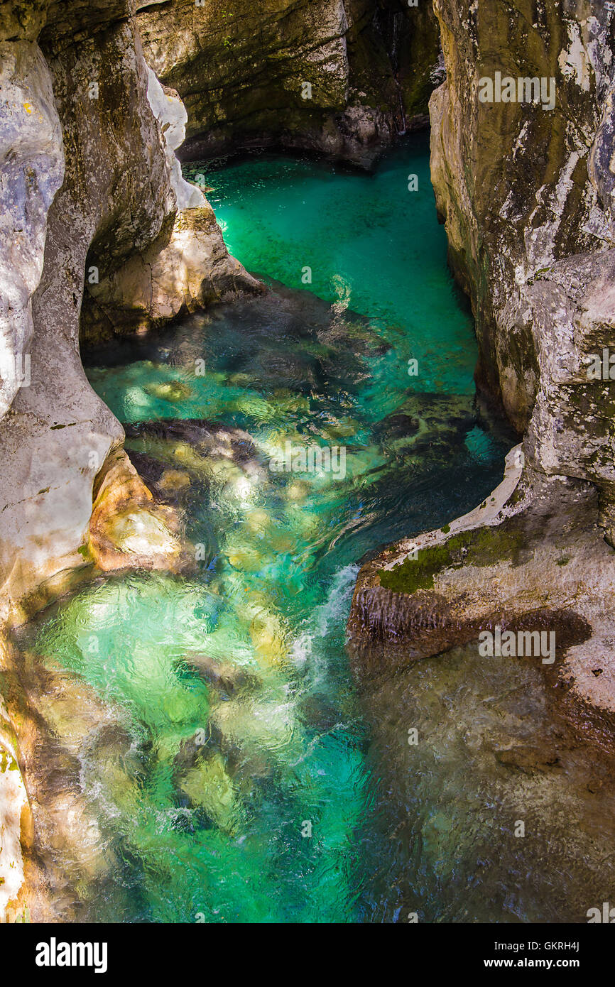 Mystic colore del fiume di montagna Soca da Bovec, Slovenia Foto Stock