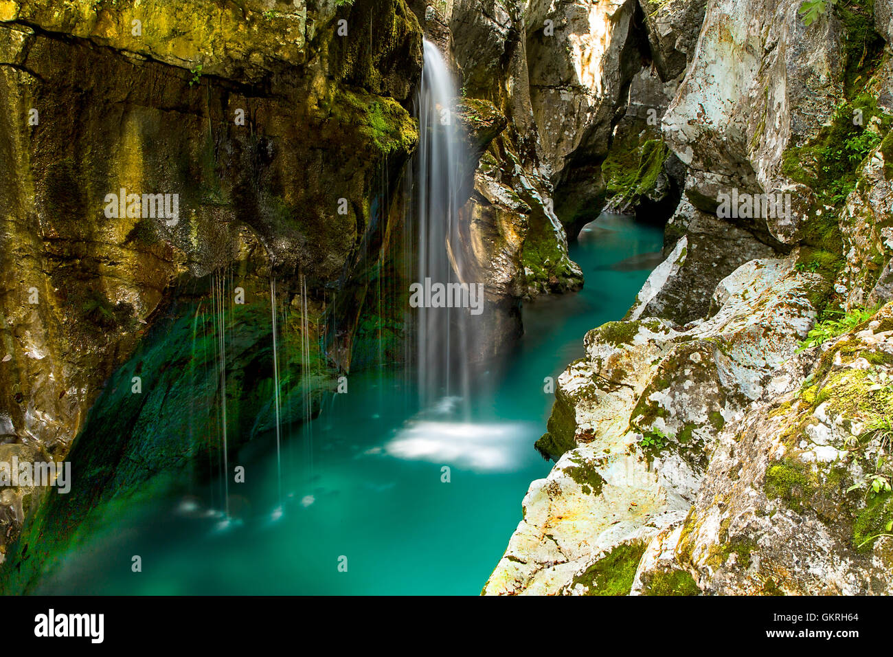 Mystic colore del fiume di montagna Soca da Bovec, Slovenia Foto Stock