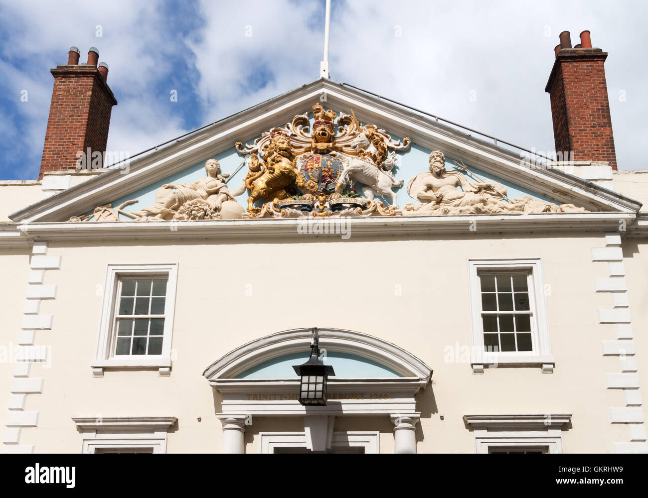 Il frontone decorativo e lo stemma della Trinità costruzione Casa di Kingston upon Hull, Yorkshire, Inghilterra, Regno Unito Foto Stock
