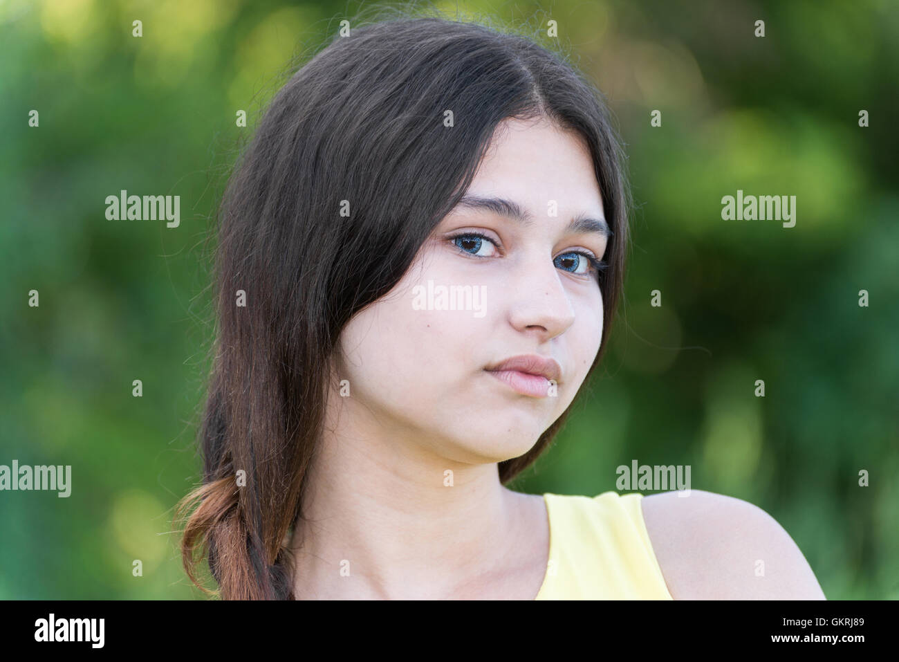 Bellissima ragazza con i capelli neri all'aperto. Foto Stock