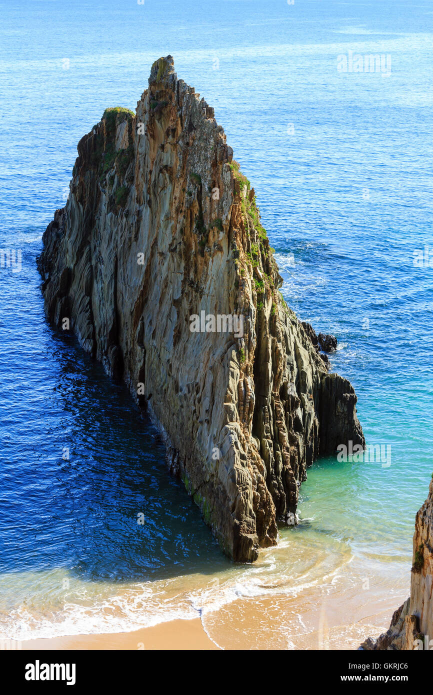 Mexota sabbiosa spiaggia e rocce appuntite (Spagna). Oceano atlantico costiera paesaggio. Foto Stock