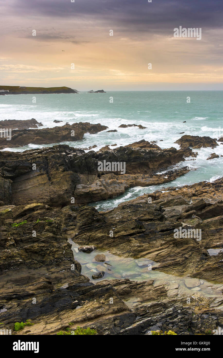 Rocce esposte a bassa marea sulla costa del promontorio in Newquay, Cornwall. Foto Stock