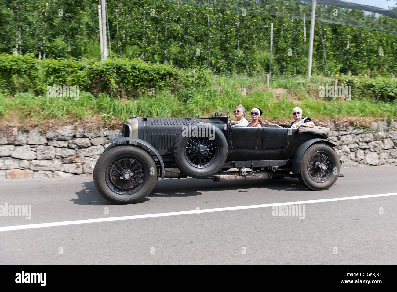 Merano, Italia - Luglio 08, 2016: Bentley 4-5 litri di aprire Scena strada in direzione del villaggio di Schenna Foto Stock