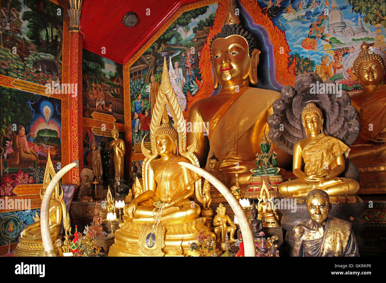 Buddha gigante sculture al Wat Phra That Doi Suthep tempio buddista, Thailandia Foto Stock