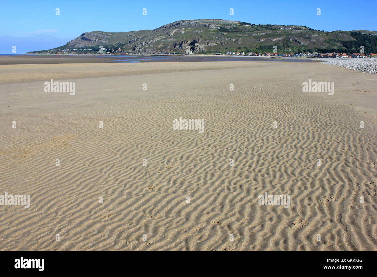 Increspature di sabbia sulla riva ovest Beach, Llandudno, Conwy, Galles. Great Orme promontorio in distanza Foto Stock
