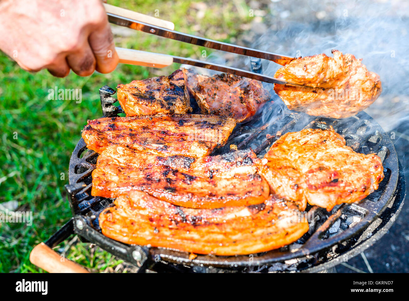 Un barbecue con vari tipi di carne, close-up. Foto Stock