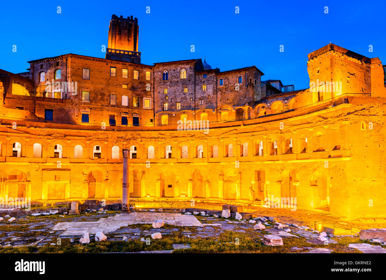 Roma, Italia. Vista crepuscolo degli antichi Mercati di Traiano, ruderi in Via dei Fori Imperiali di Roma. Foto Stock