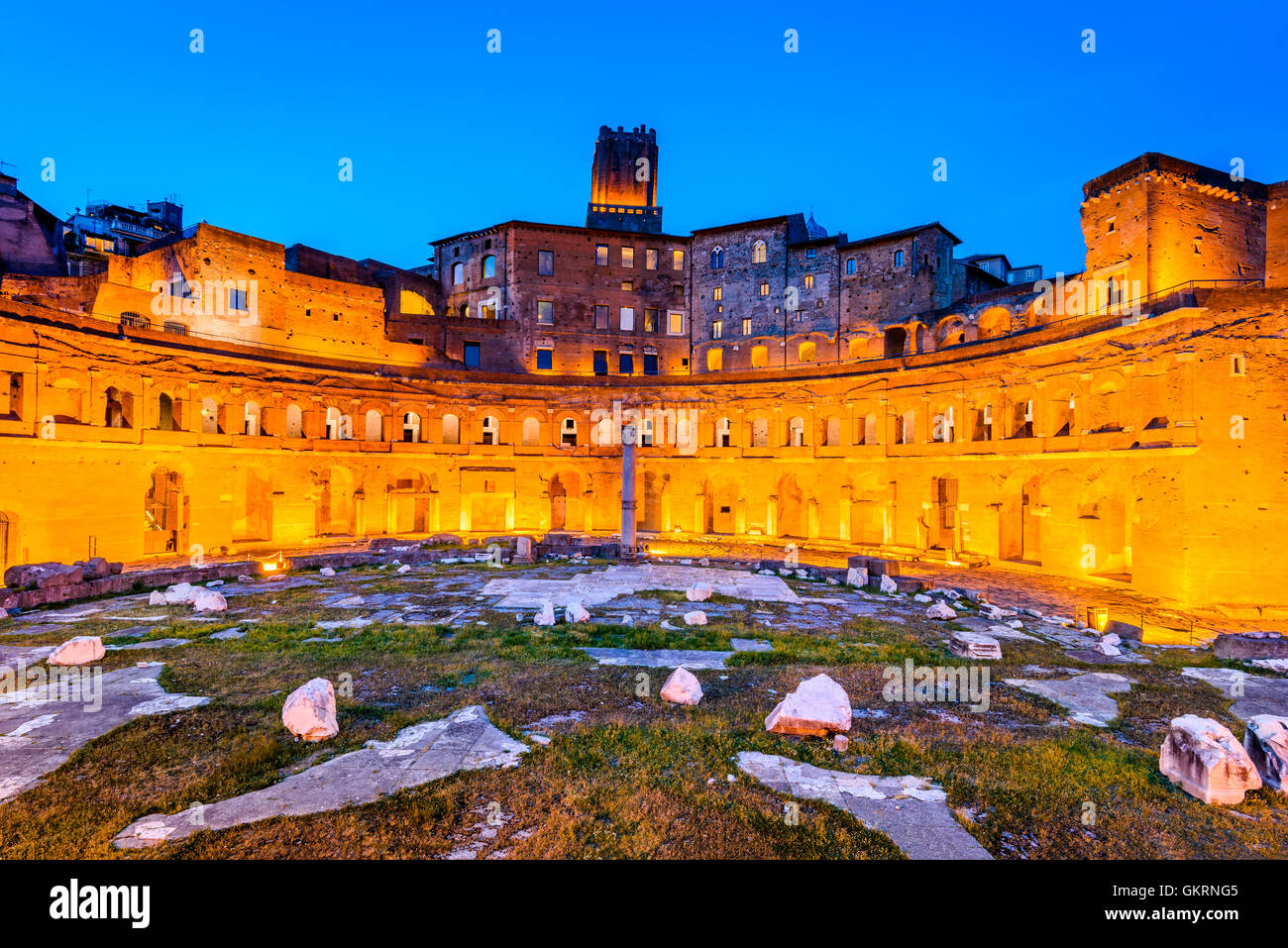 Roma, Italia. Vista crepuscolo degli antichi Mercati di Traiano, ruderi in Via dei Fori Imperiali di Roma. Foto Stock