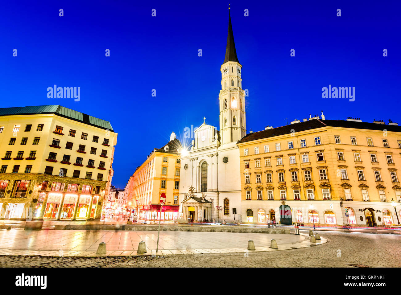 Vienna, Austria. Michaelerplatz, ampio angolo di visualizzazione al crepuscolo con Michaelkirche, Habsburg Empire Landmark in Wien Foto Stock