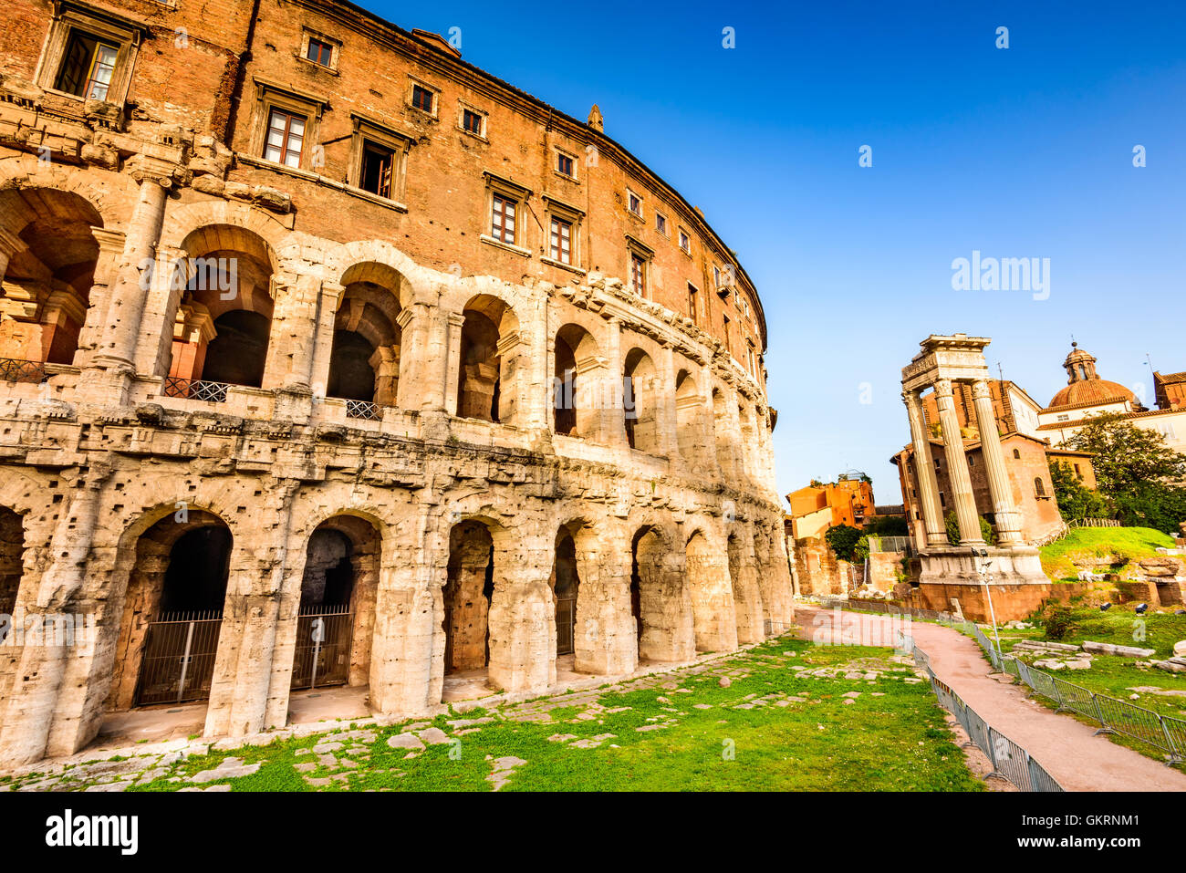 Roma, Italia. Vista la mattina al Teatro di Marcello (Italiano: Teatro di Marcello) costruito all inizio di Repubblica Romana. Foto Stock