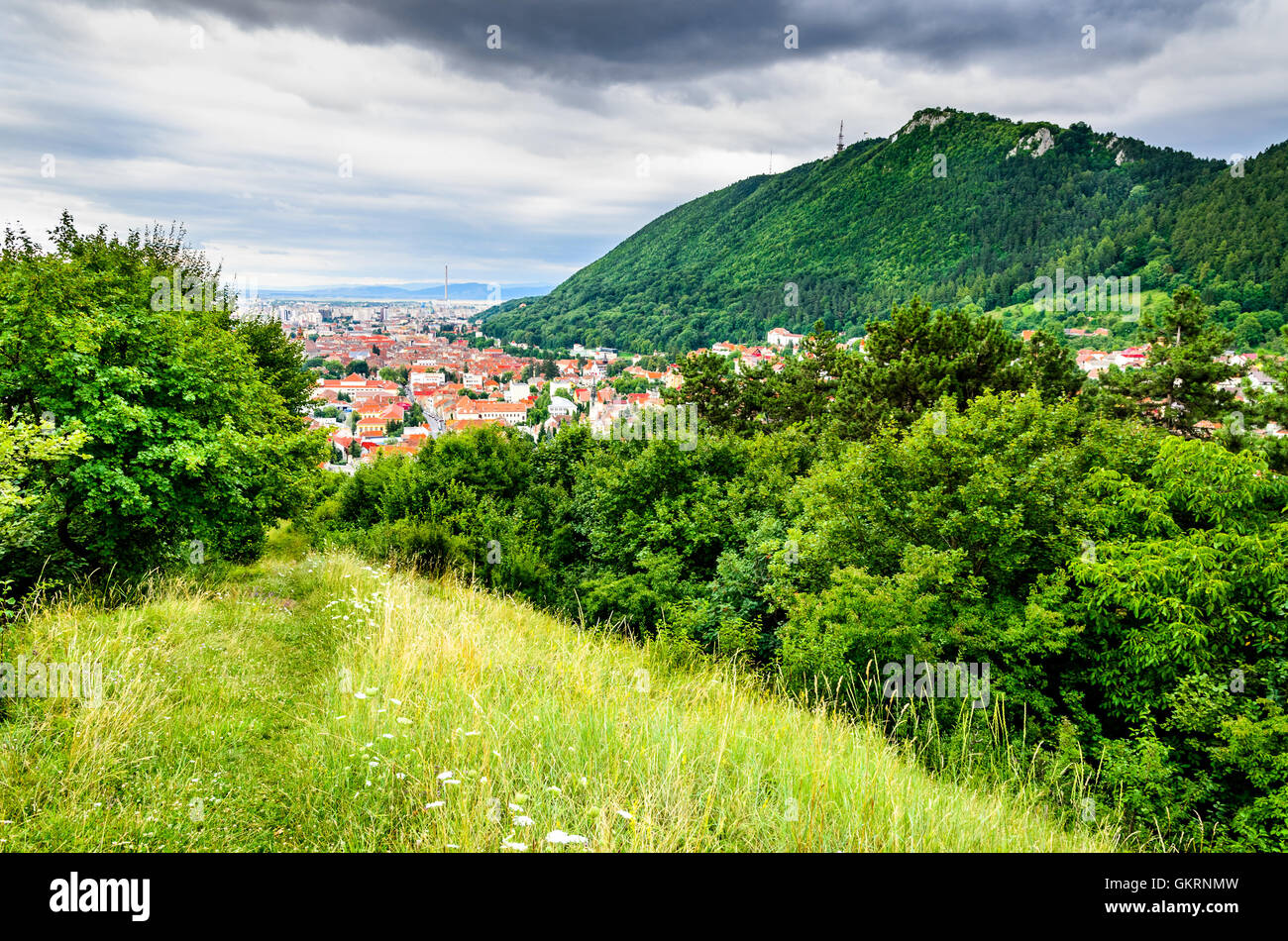 Brasov, Romania. Brasov cityscape con Tampa Mountain sullo sfondo in Transilvania. Foto Stock
