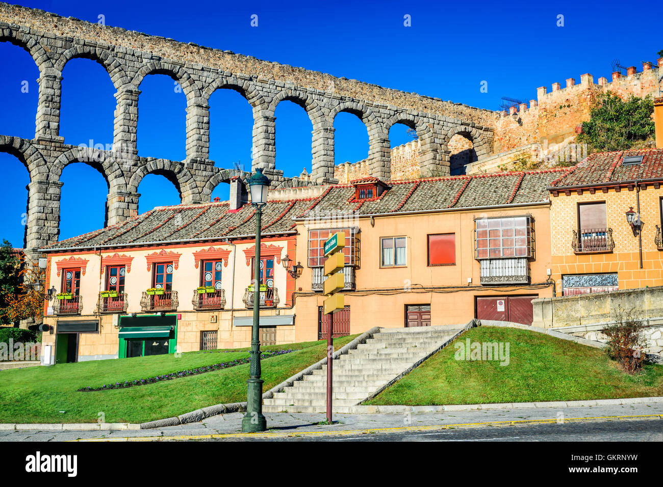 Segovia, Spagna. Vista città a Plaza del Artilleria e l'antico acquedotto romano, Castilla y Leon Foto Stock