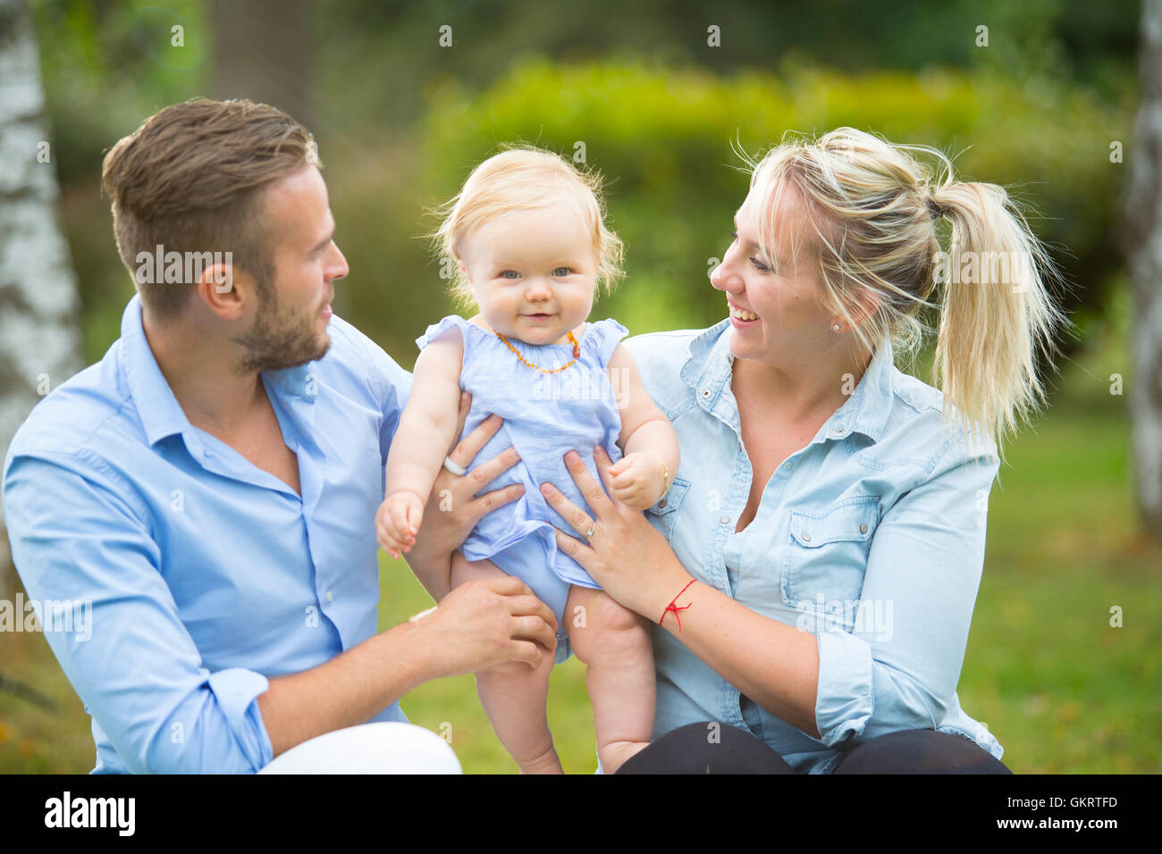 Ritratto di una famiglia con i genitori e la bambina Foto Stock