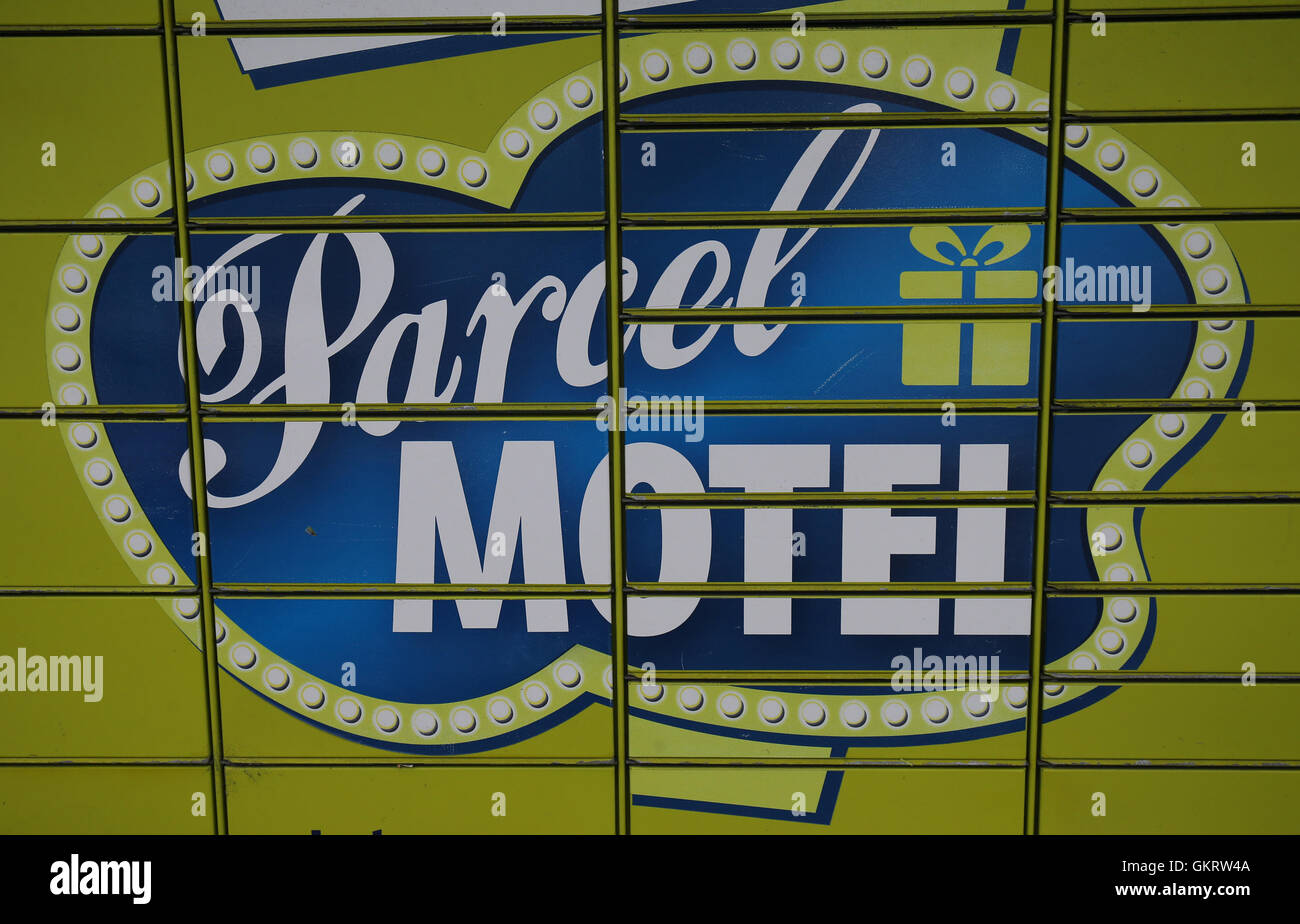 Il Pacco Motel logo su un punto di raccolta locker a Dublino. Foto Stock