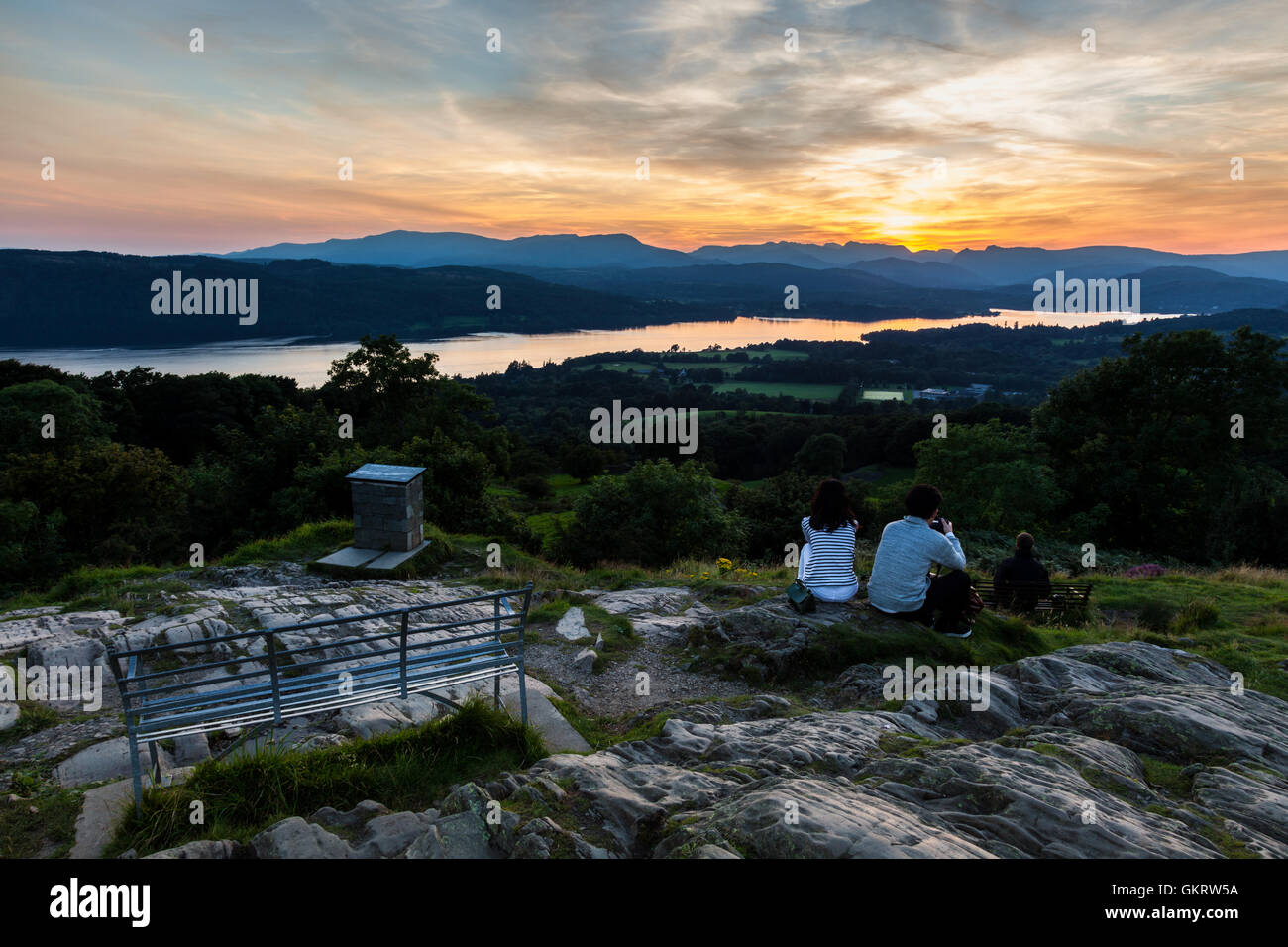 Tramonto su Windermere verso il vecchio di Coniston e le pike di Langdale, da Orrest Head, Windermere, Cumbria Foto Stock