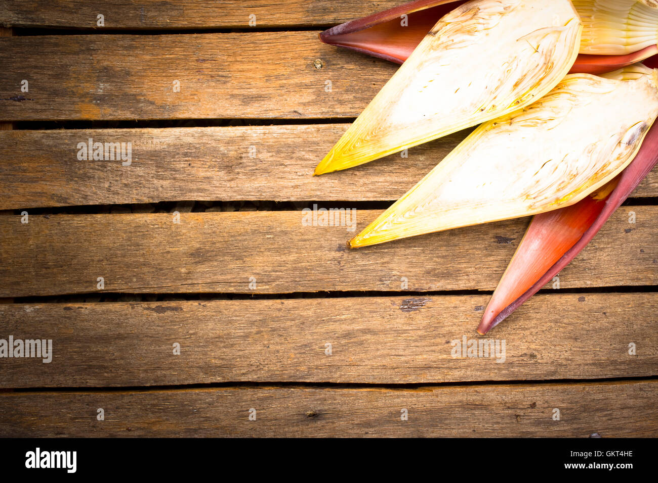 Banana blossom fetta su sfondo di legno.cibo crudo o lo sfondo del cibo. Foto Stock